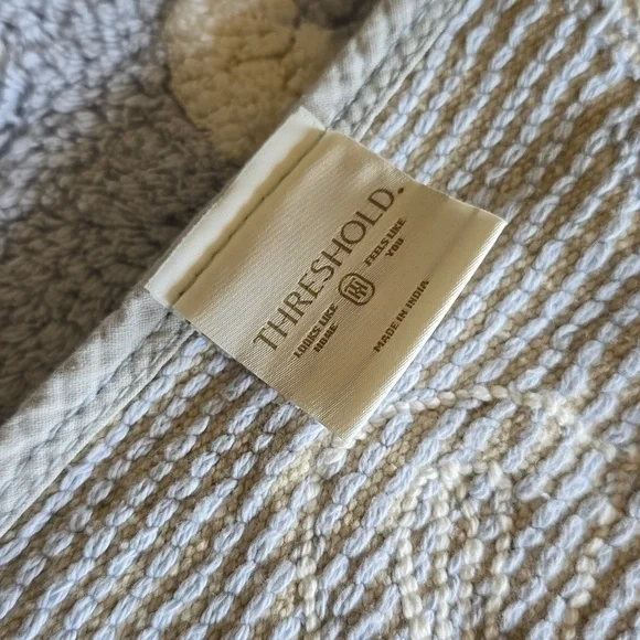 Threshold Bath Rug Rabbit floral 17×24 - Picture 4 of 6